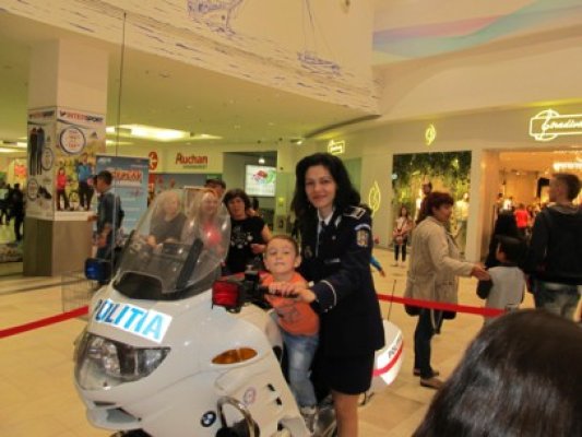 Poliţiştii constănţeni au dat buzna într-un centru comercial